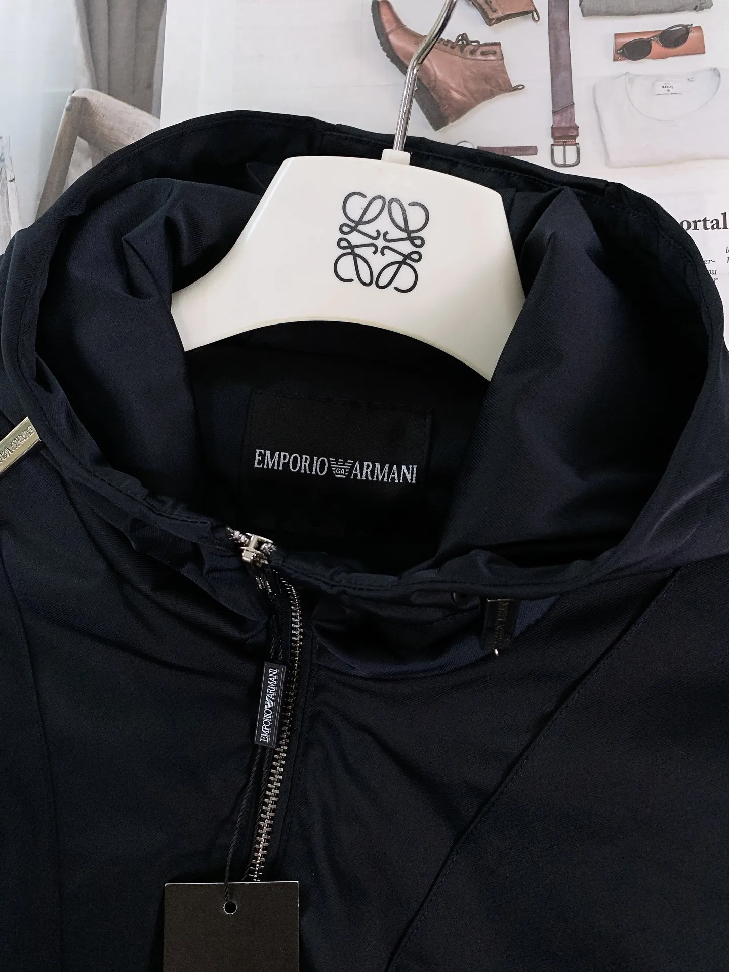 Em Porio Armani Armani Casual Hooded Jacket Windbreaker Jacket 🧥, the upper body becomes slimmer and whiter in seconds, the handle is perfect, and hardware accessories are provided for decoration. Suitable for both business, commuting and leisure, you can be satisfied with various daily outfits. The upper body is full of style and full of high-end sense! Pockets are designed on both sides of the body, making these designs more convenient and practical! Premium custom hardware engraved zipper pull accessories and Classic triangle logo decoration on the chest increase the overall sense of layering, making a simple jacket instantly rich! ! It keeps you warm and adds layering to your outfit. It has a great effect on the upper body. Two colors are recommended………………………………………………………………… ❥∙Size: M-3XL